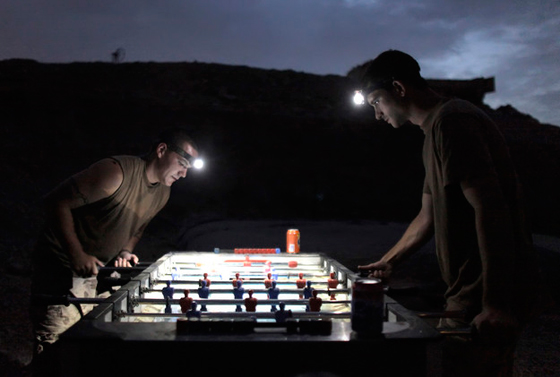 ضحك ولعب وجد.. وجنود يلهون ويلعبون فيما يسمى استراحة المحارب صورة رقم 2