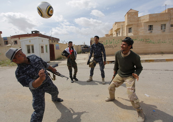 ضحك ولعب وجد.. وجنود يلهون ويلعبون فيما يسمى استراحة المحارب صورة رقم 4