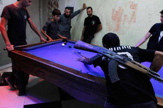 ضحك ولعب وجد.. وجنود يلهون ويلعبون فيما يسمى استراحة المحارب صورة رقم 5