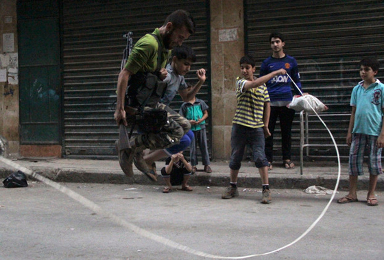 ضحك ولعب وجد.. وجنود يلهون ويلعبون فيما يسمى استراحة المحارب صورة رقم 6