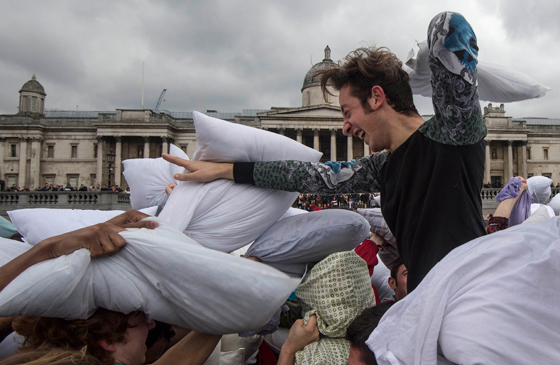 بالفيديو من لندن.. محاربون من نوع اخر يخوضون معارك الوسادات الطائرة صورة رقم 1