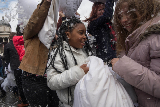 بالفيديو من لندن.. محاربون من نوع اخر يخوضون معارك الوسادات الطائرة صورة رقم 6
