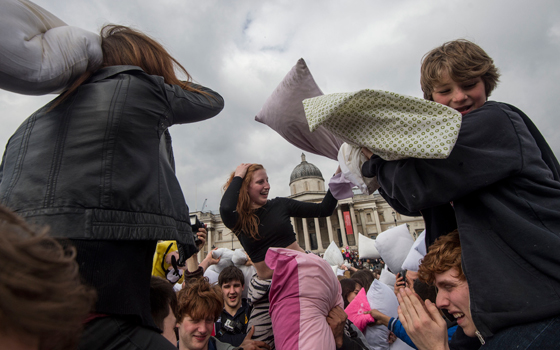بالفيديو من لندن.. محاربون من نوع اخر يخوضون معارك الوسادات الطائرة صورة رقم 7