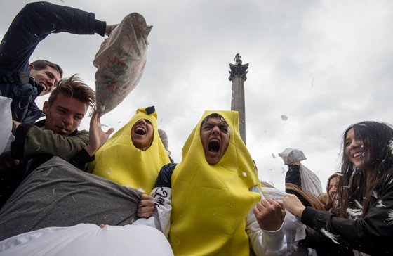 بالفيديو من لندن.. محاربون من نوع اخر يخوضون معارك الوسادات الطائرة صورة رقم 8