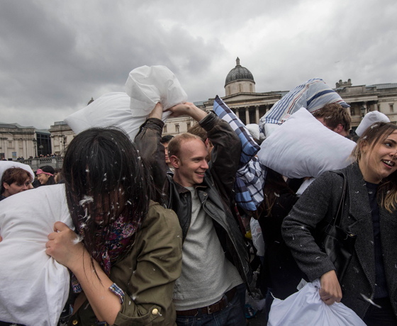 بالفيديو من لندن.. محاربون من نوع اخر يخوضون معارك الوسادات الطائرة صورة رقم 9