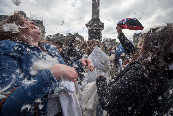 بالفيديو من لندن.. محاربون من نوع اخر يخوضون معارك الوسادات الطائرة صورة رقم 10