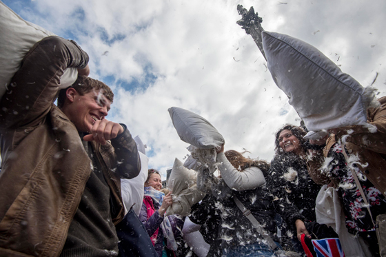 بالفيديو من لندن.. محاربون من نوع اخر يخوضون معارك الوسادات الطائرة صورة رقم 12