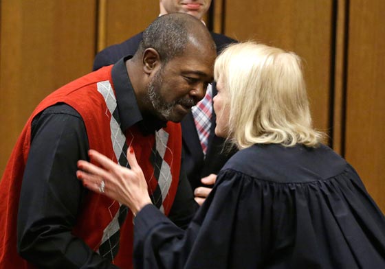 برئ يقضي 27 عاما في غياهب السجن.. بسبب شهادة طفل مزورة!! صورة رقم 10