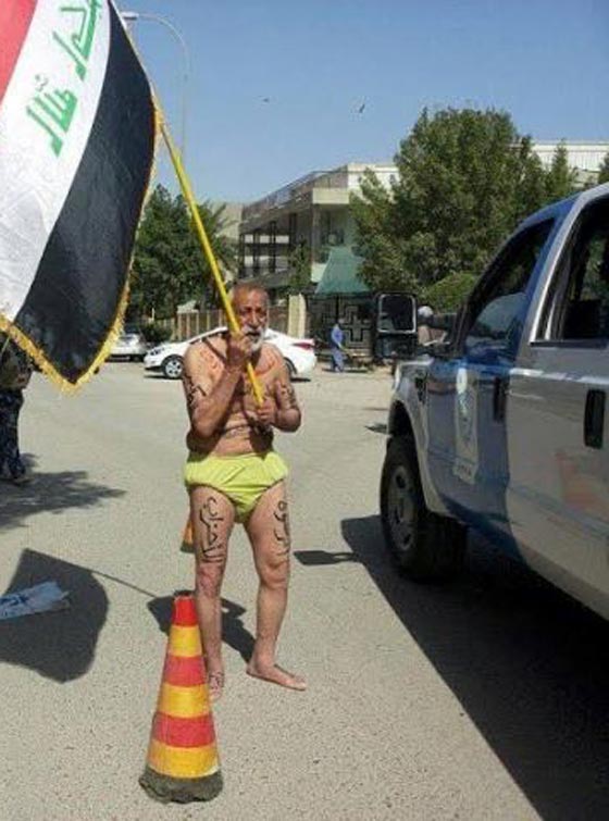 خلع الملابس.. طريقة مبتكرة ينتهجها عراقي للاحتجاج على الفساد والمحسوبية صورة رقم 1