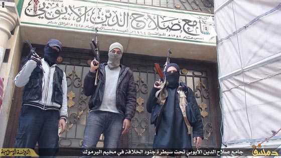 بالصور والفيديو.. سفاحو داعش يعيثون دمارا في مخيم اليرموك صورة رقم 5