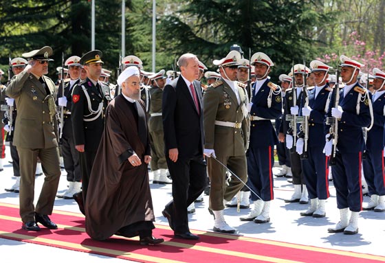 لماذا استقبل فريق الخيالة الايراني اردوغان برايتين حمراوين؟ صورة رقم 5