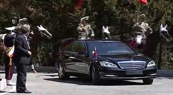 لماذا استقبل فريق الخيالة الايراني اردوغان برايتين حمراوين؟ صورة رقم 2