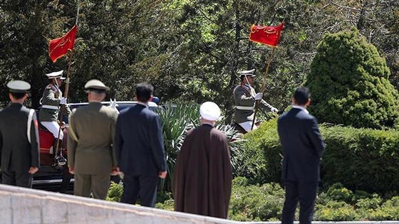 لماذا استقبل فريق الخيالة الايراني اردوغان برايتين حمراوين؟ صورة رقم 1