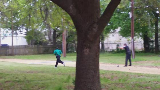 شرطي امريكي يطارد رجلا اسود بثماني رصاصات في الظهر صورة رقم 1