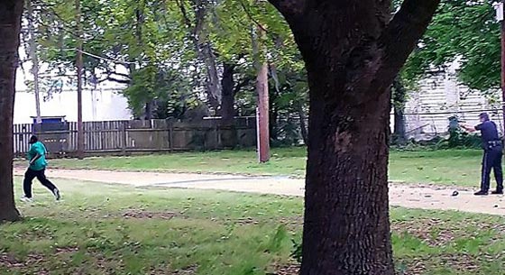 شرطي امريكي يطارد رجلا اسود بثماني رصاصات في الظهر صورة رقم 4