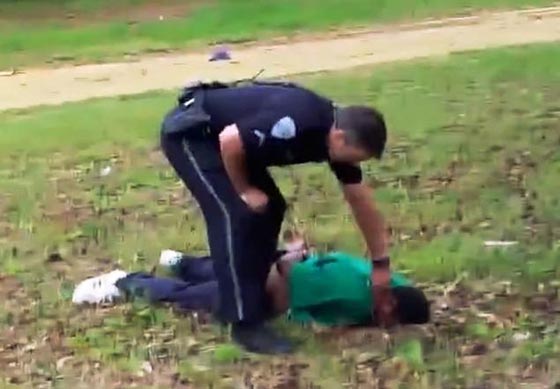 شرطي امريكي يطارد رجلا اسود بثماني رصاصات في الظهر صورة رقم 2