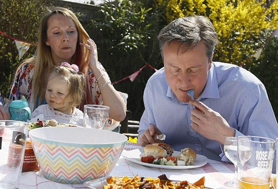 اجى يكحلها عماها.. كاميرون يحرج نفسه بانقضاضه على شطيرة نقانق هوت دوغ صورة رقم 1 اجى يكحلها عماها.. كاميرون يحرج نفسه بانقضاضه على شطيرة نقانق هوت دوغ صورة رقم 1