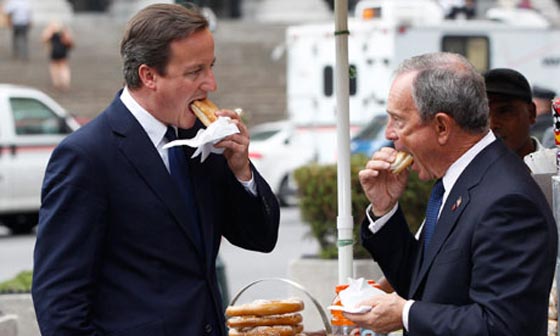 اجى يكحلها عماها.. كاميرون يحرج نفسه بانقضاضه على شطيرة نقانق هوت دوغ صورة رقم 8 اجى يكحلها عماها.. كاميرون يحرج نفسه بانقضاضه على شطيرة نقانق هوت دوغ صورة رقم 8