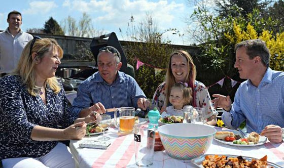 اجى يكحلها عماها.. كاميرون يحرج نفسه بانقضاضه على شطيرة نقانق هوت دوغ صورة رقم 3 اجى يكحلها عماها.. كاميرون يحرج نفسه بانقضاضه على شطيرة نقانق هوت دوغ صورة رقم 3