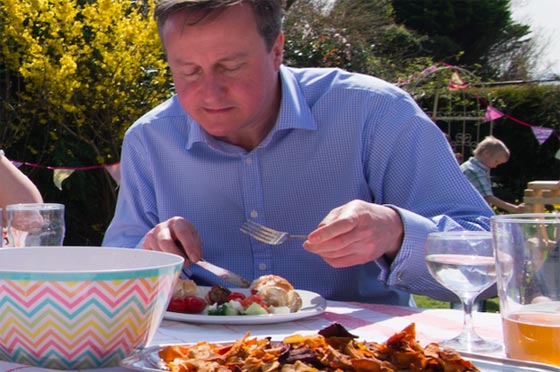 اجى يكحلها عماها.. كاميرون يحرج نفسه بانقضاضه على شطيرة نقانق هوت دوغ صورة رقم 5 اجى يكحلها عماها.. كاميرون يحرج نفسه بانقضاضه على شطيرة نقانق هوت دوغ صورة رقم 5