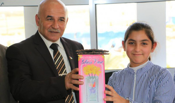   صور طفلة فلسطينية تتولى رئاسة بلدية غزة لمدة 3 ساعات صورة رقم 5