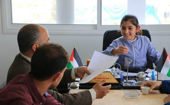   صور طفلة فلسطينية تتولى رئاسة بلدية غزة لمدة 3 ساعات صورة رقم 7