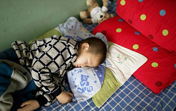 المجتمع القروي في الصين يطرد طفلا ويتركه منبوذا بسبب الايدز صورة رقم 1