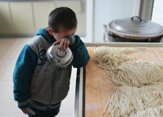 المجتمع القروي في الصين يطرد طفلا ويتركه منبوذا بسبب الايدز صورة رقم 4