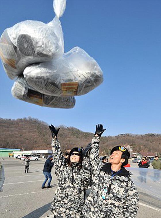  بالونات الهيليوم  توصل فيلم اغتيال الزعيم الى كوريا الشمالية صورة رقم 6