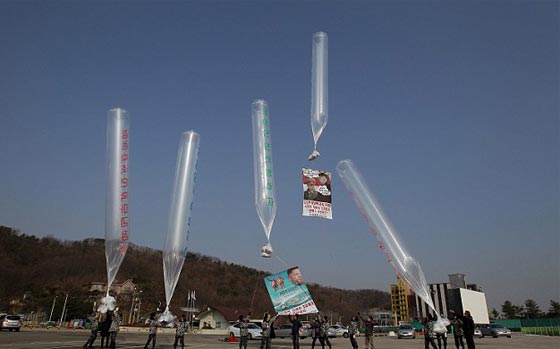  بالونات الهيليوم  توصل فيلم اغتيال الزعيم الى كوريا الشمالية صورة رقم 3