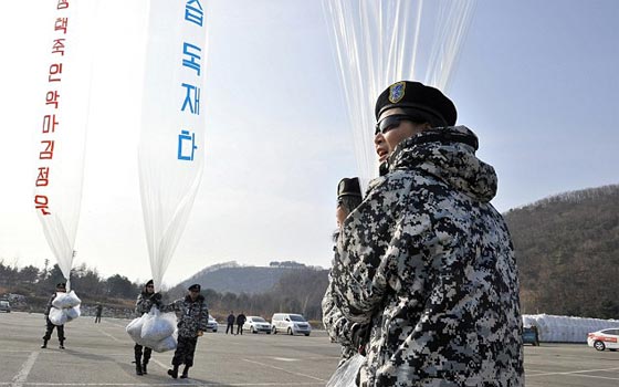  بالونات الهيليوم  توصل فيلم اغتيال الزعيم الى كوريا الشمالية صورة رقم 4