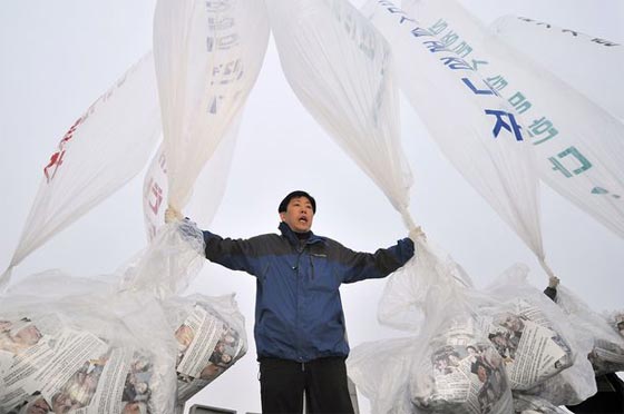  بالونات الهيليوم  توصل فيلم اغتيال الزعيم الى كوريا الشمالية صورة رقم 1