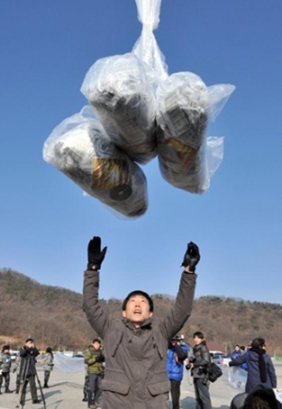  بالونات الهيليوم  توصل فيلم اغتيال الزعيم الى كوريا الشمالية صورة رقم 7