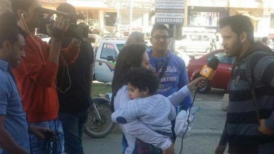 مراسلة شجاعة تحظى بتحية الرئيس وتضطر ناشر صورته للاعتذار لها صورة رقم 1 مراسلة شجاعة تحظى بتحية الرئيس وتضطر ناشر صورته للاعتذار لها صورة رقم 1