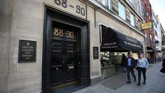 كل شيء عن سرقة القرن.. لصوصها ومجوهراتها الثمينة ايضا صورة رقم 2 كل شيء عن سرقة القرن.. لصوصها ومجوهراتها الثمينة ايضا صورة رقم 2