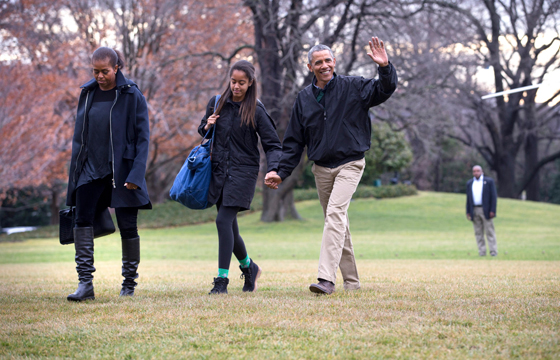 ضباط جهاز الخدمة السرية يعلمون ابنة اوباما قيادة السيارة صورة رقم 4 ضباط جهاز الخدمة السرية يعلمون ابنة اوباما قيادة السيارة صورة رقم 4