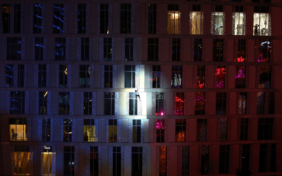 فيديو.. الرجل العنكبوت الفرنسي يتسلق برجا من 75 طابقا في دبي صورة رقم 1 فيديو.. الرجل العنكبوت الفرنسي يتسلق برجا من 75 طابقا في دبي صورة رقم 1