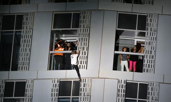 فيديو.. الرجل العنكبوت الفرنسي يتسلق برجا من 75 طابقا في دبي صورة رقم 3 فيديو.. الرجل العنكبوت الفرنسي يتسلق برجا من 75 طابقا في دبي صورة رقم 3