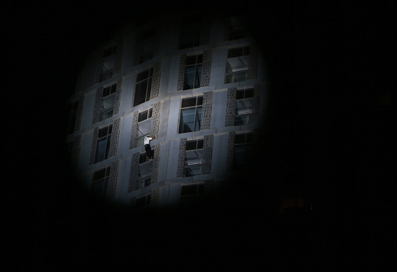 فيديو.. الرجل العنكبوت الفرنسي يتسلق برجا من 75 طابقا في دبي صورة رقم 4 فيديو.. الرجل العنكبوت الفرنسي يتسلق برجا من 75 طابقا في دبي صورة رقم 4