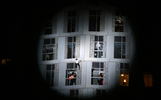 فيديو.. الرجل العنكبوت الفرنسي يتسلق برجا من 75 طابقا في دبي صورة رقم 6 فيديو.. الرجل العنكبوت الفرنسي يتسلق برجا من 75 طابقا في دبي صورة رقم 6