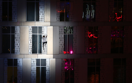 فيديو.. الرجل العنكبوت الفرنسي يتسلق برجا من 75 طابقا في دبي صورة رقم 7 فيديو.. الرجل العنكبوت الفرنسي يتسلق برجا من 75 طابقا في دبي صورة رقم 7