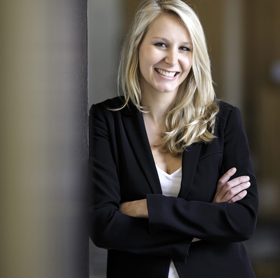 باريس: عرش مارين لوبان يهتز.. بسبب قريبتها الحسناء صورة رقم 9