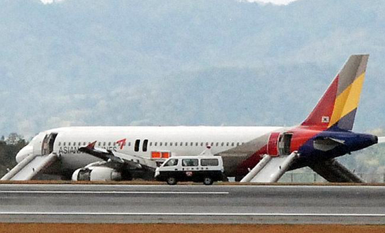 انباء اولية عن اصابات خلال انزلاق طائرة ركاب في مطار هيروشيما صورة رقم 2 انباء اولية عن اصابات خلال انزلاق طائرة ركاب في مطار هيروشيما صورة رقم 2