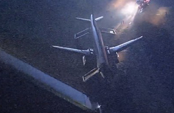 انباء اولية عن اصابات خلال انزلاق طائرة ركاب في مطار هيروشيما صورة رقم 1 انباء اولية عن اصابات خلال انزلاق طائرة ركاب في مطار هيروشيما صورة رقم 1