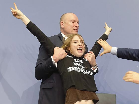 فتاة تخرق سكينة البنك المركزي الاوروبي وتهتف لانهاء دكتاتوريته صورة رقم 7 فتاة تخرق سكينة البنك المركزي الاوروبي وتهتف لانهاء دكتاتوريته صورة رقم 7