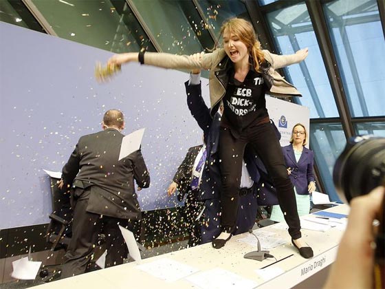 فتاة تخرق سكينة البنك المركزي الاوروبي وتهتف لانهاء دكتاتوريته صورة رقم 1 فتاة تخرق سكينة البنك المركزي الاوروبي وتهتف لانهاء دكتاتوريته صورة رقم 1