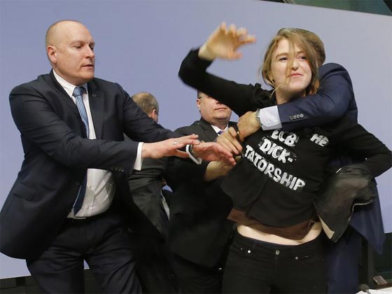 فتاة تخرق سكينة البنك المركزي الاوروبي وتهتف لانهاء دكتاتوريته صورة رقم 5 فتاة تخرق سكينة البنك المركزي الاوروبي وتهتف لانهاء دكتاتوريته صورة رقم 5