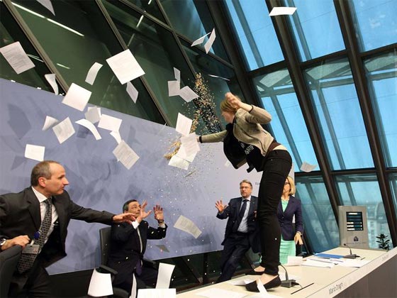 فتاة تخرق سكينة البنك المركزي الاوروبي وتهتف لانهاء دكتاتوريته صورة رقم 3 فتاة تخرق سكينة البنك المركزي الاوروبي وتهتف لانهاء دكتاتوريته صورة رقم 3