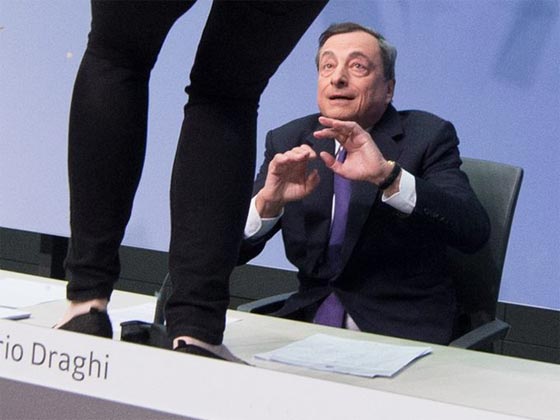 فتاة تخرق سكينة البنك المركزي الاوروبي وتهتف لانهاء دكتاتوريته صورة رقم 4 فتاة تخرق سكينة البنك المركزي الاوروبي وتهتف لانهاء دكتاتوريته صورة رقم 4