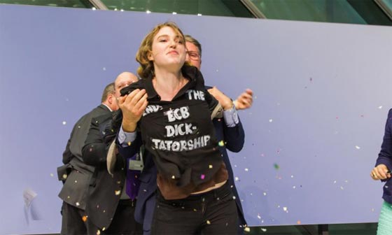 فتاة تخرق سكينة البنك المركزي الاوروبي وتهتف لانهاء دكتاتوريته صورة رقم 6 فتاة تخرق سكينة البنك المركزي الاوروبي وتهتف لانهاء دكتاتوريته صورة رقم 6